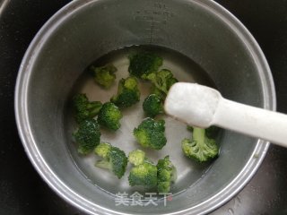 胡萝卜西兰花炒虾仁的做法步骤：2