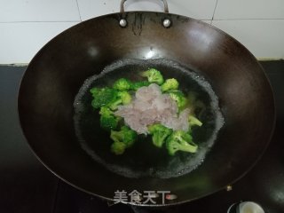 胡萝卜西兰花炒虾仁的做法步骤：6