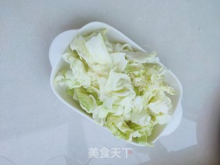 五花肉炒包菜的做法步骤：1