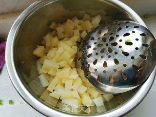 土豆炸酱面的做法步骤：2