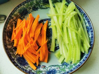 土豆炸酱面的做法步骤：3