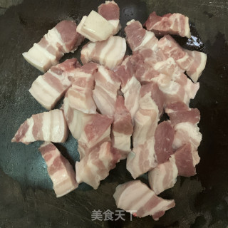 油豆腐焖五花肉的做法步骤：1