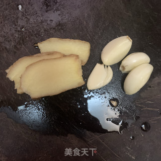 油豆腐焖五花肉的做法步骤：2