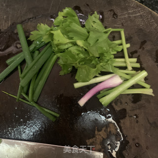 油豆腐焖五花肉的做法步骤：3