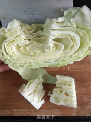 辣椒炒手撕包菜的做法步骤：1
