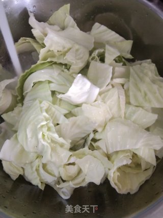 辣椒炒手撕包菜的做法步骤：2