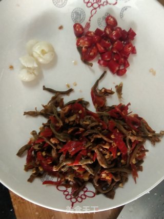 辣椒炒手撕包菜的做法步骤：4