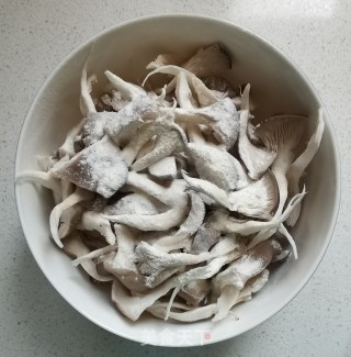 蘑菇炒鸡蛋的做法步骤：2