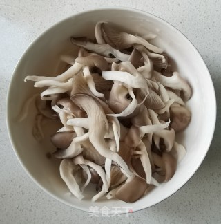 蘑菇炒鸡蛋的做法步骤：4