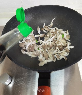 蘑菇炒鸡蛋的做法步骤：7