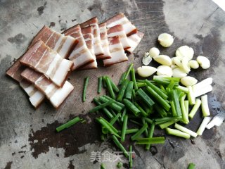 腊肉炒栀子花的做法步骤：2