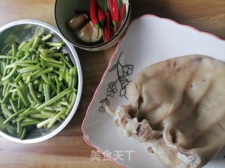 蒜苔炒猪耳的做法步骤：1