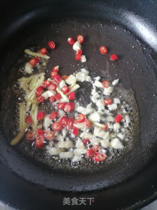 蒜苔炒猪耳的做法步骤：2