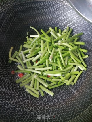 蒜苔炒猪耳的做法步骤：6