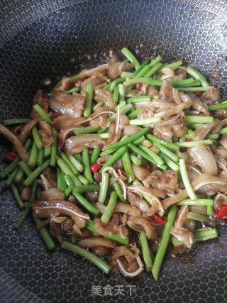 蒜苔炒猪耳的做法步骤：9