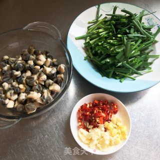 韭菜炒螺蛳肉的做法步骤：1