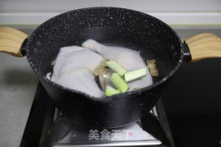 白切鸡腿的做法步骤：2
