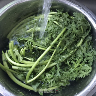 蒜头油炒茼蒿的做法步骤：1