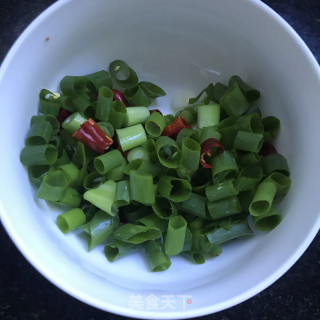 蒜头油炒茼蒿的做法步骤：2