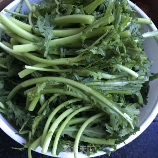 蒜头油炒茼蒿的做法步骤：4