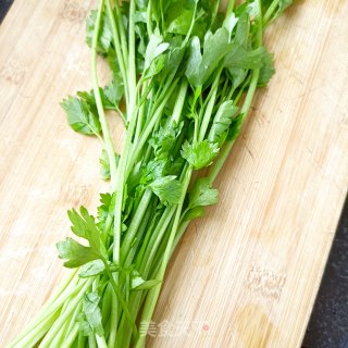 梅花肉拌芹菜的做法步骤：1