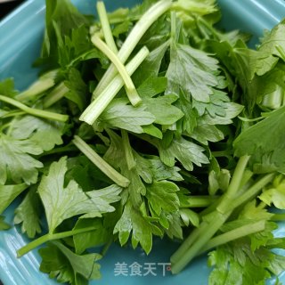 梅花肉拌芹菜的做法步骤：2