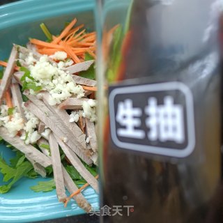 梅花肉拌芹菜的做法步骤：8