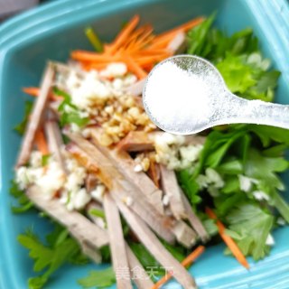 梅花肉拌芹菜的做法步骤：10