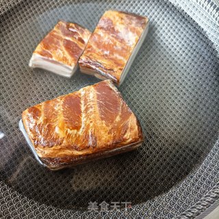芹菜胡萝卜炒腊肉的做法步骤：1