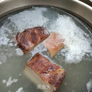 芹菜胡萝卜炒腊肉的做法步骤：2