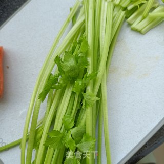芹菜胡萝卜炒腊肉的做法步骤：5