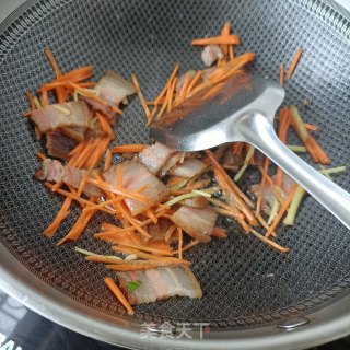 芹菜胡萝卜炒腊肉的做法步骤：11