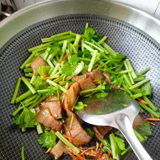 芹菜胡萝卜炒腊肉的做法步骤：15