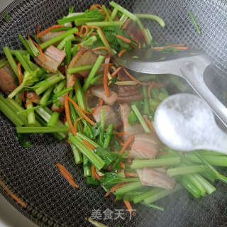 芹菜胡萝卜炒腊肉的做法步骤：16