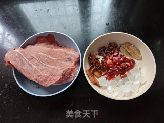 卤猪肉的做法步骤：1