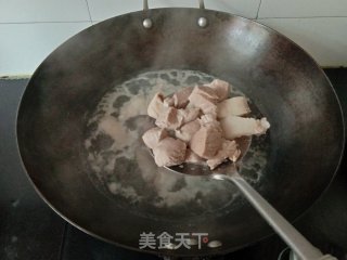 砂锅猪肉炖粉条的做法步骤：2
