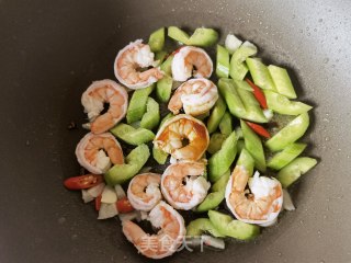 黄瓜虾仁炒藜麦饭的做法步骤：11
