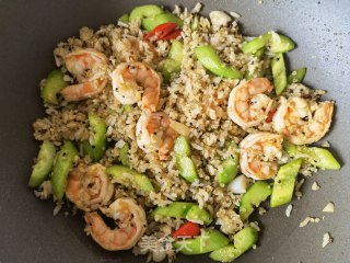 黄瓜虾仁炒藜麦饭的做法步骤：14