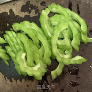 苦瓜肉末沙白汤的做法步骤：1