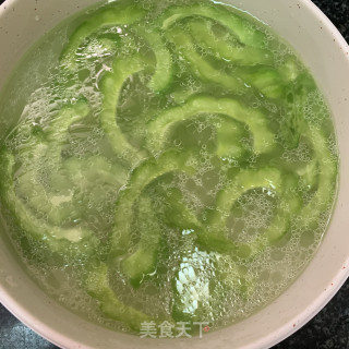 苦瓜肉末沙白汤的做法步骤：5