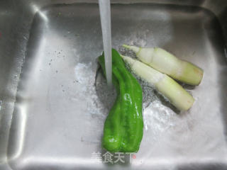 肉丝青椒炒茭白的做法步骤：2