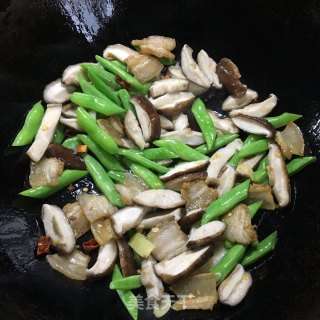 香菇炒四季豆的做法步骤：3