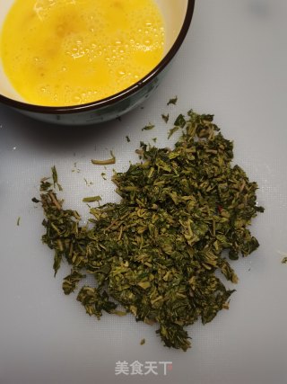 香椿炒鸡蛋的做法步骤：2