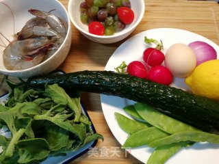 边吃边瘦的健康美食～轻食蔬果虾仁沙拉的做法步骤：1
