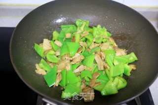 回锅肉炒青椒的做法步骤：5