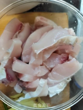 姜葱炒脆鲩鱼的做法步骤：1