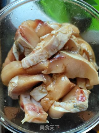 姜葱炒脆鲩鱼的做法步骤：3
