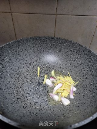 姜葱炒脆鲩鱼的做法步骤：4