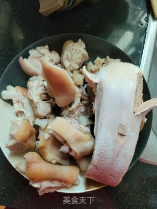 电饭煲卤猪脚的做法步骤：4