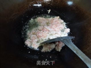 肉末榨菜炒红辣椒的做法步骤：2